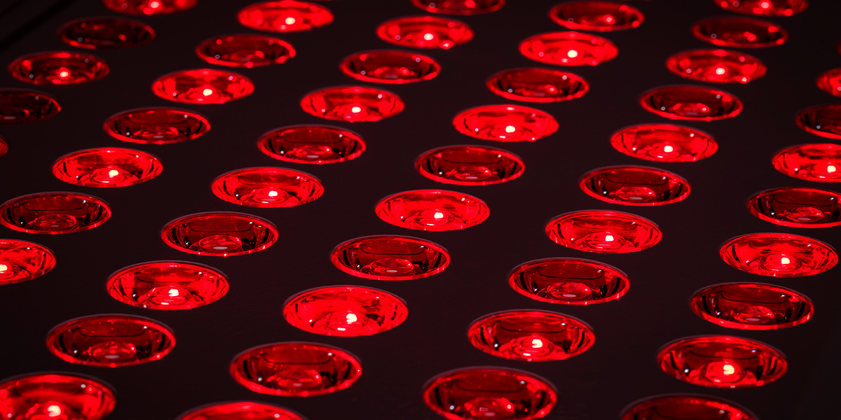 Red light lamps in the dark in a grid