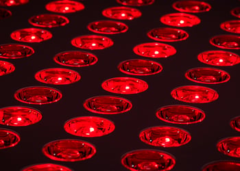 Red light lamps in the dark in a grid
